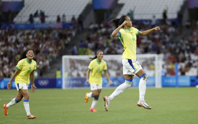 Adriana dá o famoso soco no ar após marcar o terceiro gol do Brasil | abc+