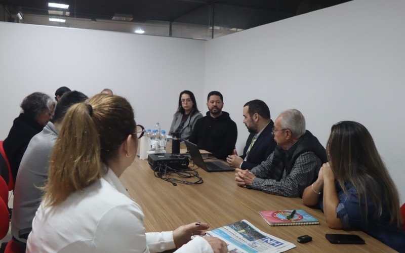 Representantes das cinco candidaturas de Novo Hamburgo em reunião no Grupo Sinos | abc+