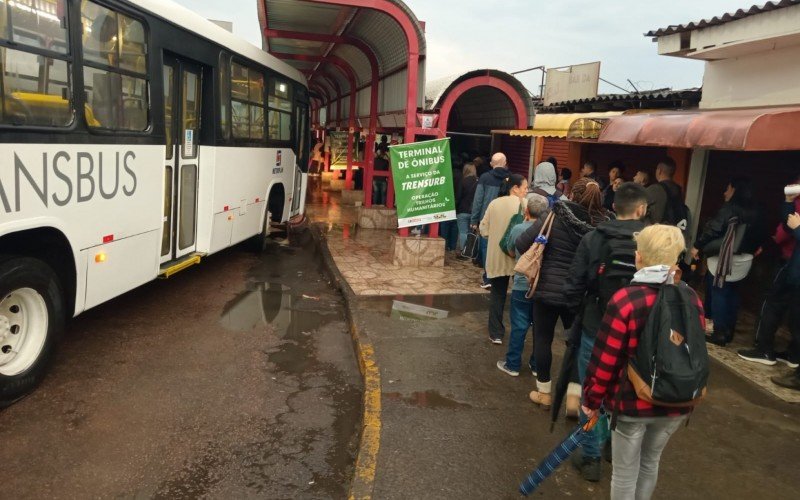 Filas na Estação Mathias Velho são uma constante para quem encara o transbordo diariamente em Canoas