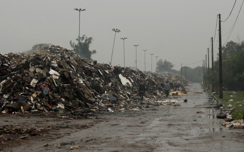 Parque Eduardo Gomes ainda acumula toneladas de lixo pós-enchente