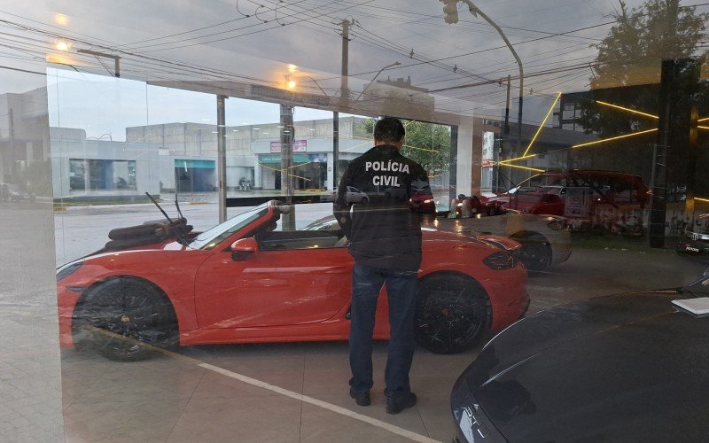 Em Novo Hamburgo, ao menos um mandado foi cumprido em uma loja de carros de luxo localizada no bairro Pátria Nova | abc+