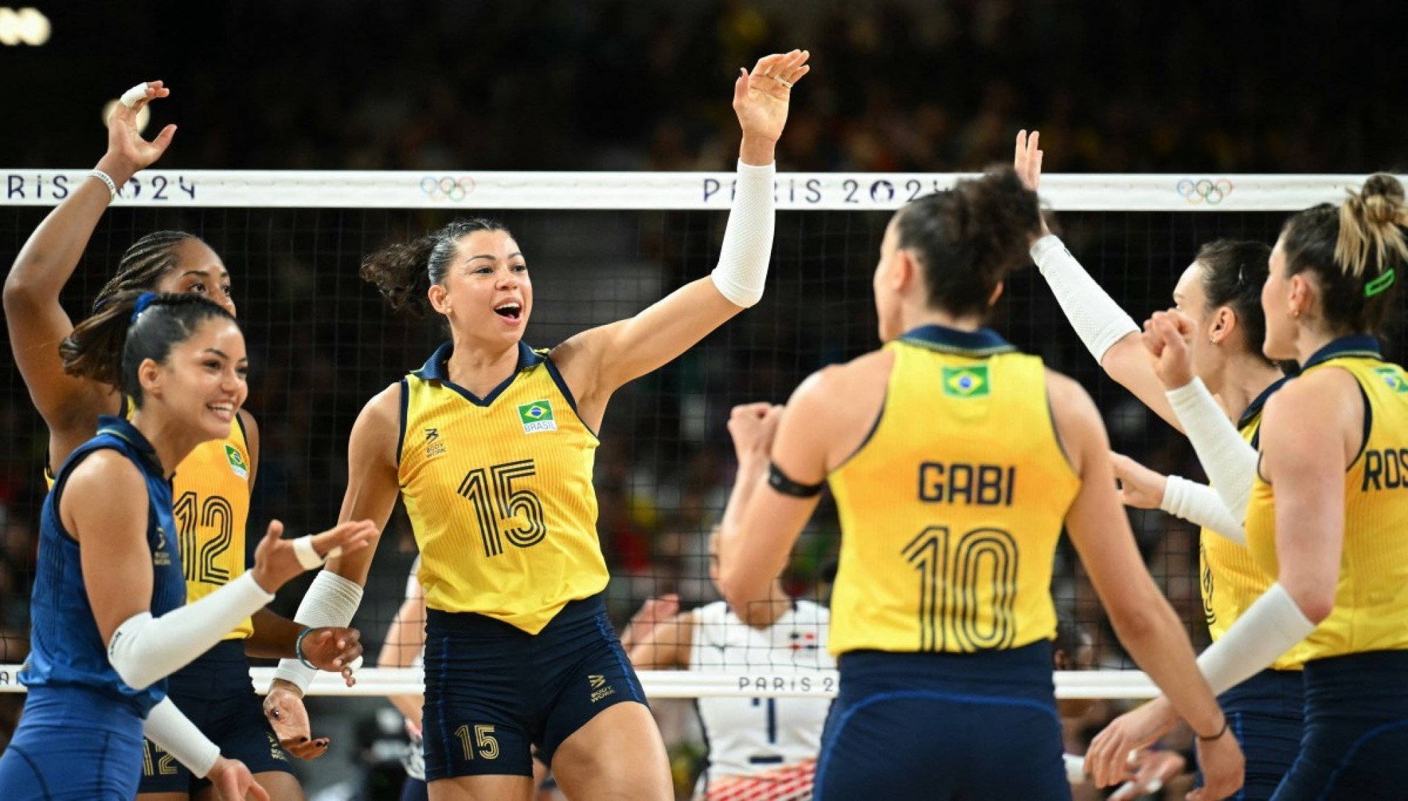 Brasil domina a República Dominicana do início ao fim e está na semifinal do vôlei feminino