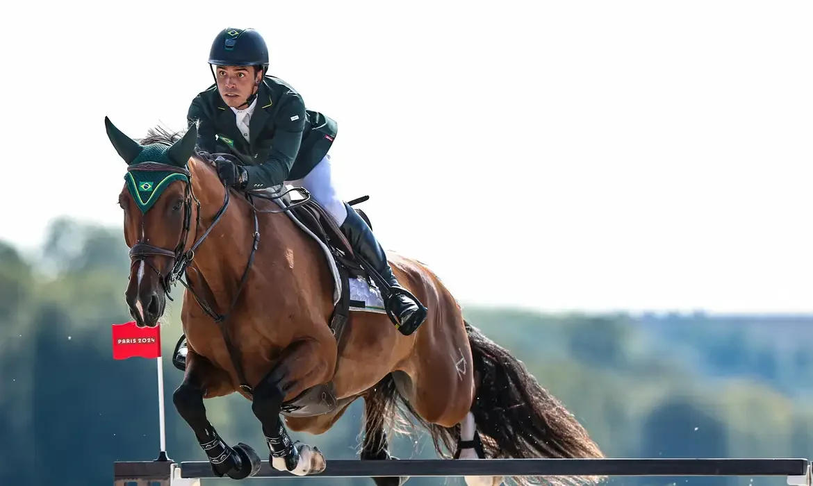 Stephan Barcha é quinto no concurso de saltos do hipismo em Paris | abc+