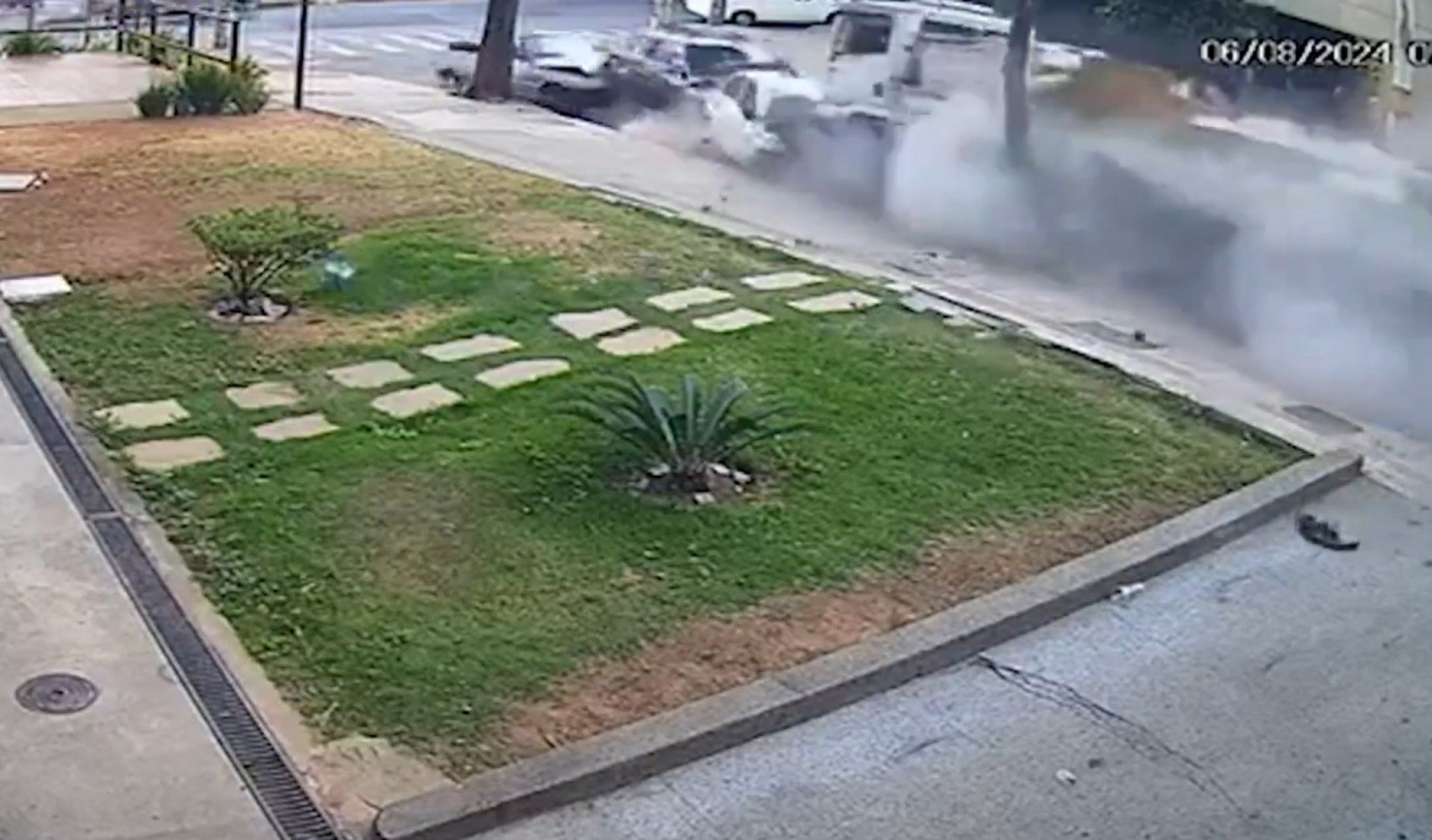 VÍDEO: Caminhão desgovernado atinge quatro veículos estacionados em avenida