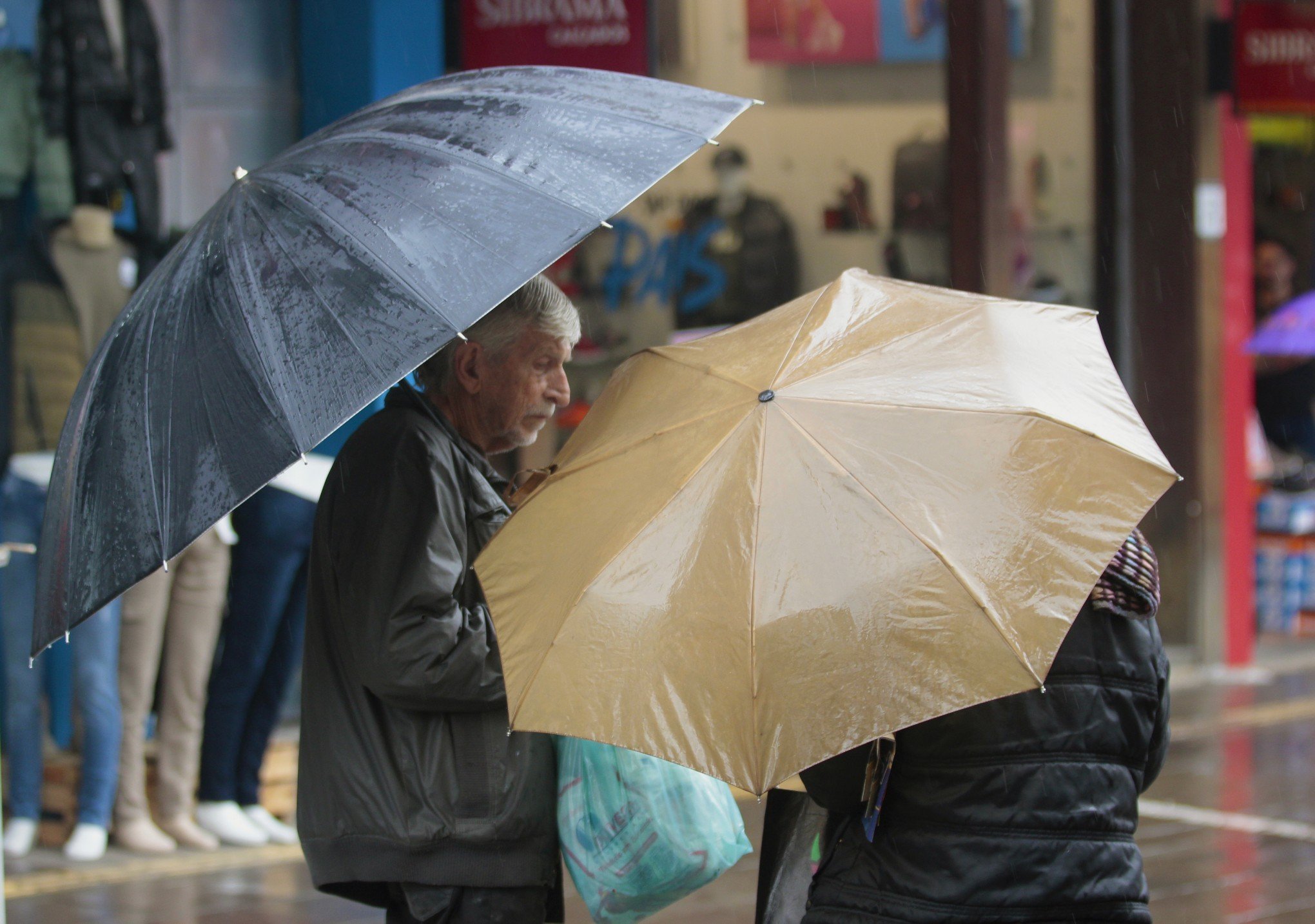 PREVISÃO DO TEMPO: "Final de quarta e uma quinta difícil", meteorologista alerta para chuva torrencial e danos na região