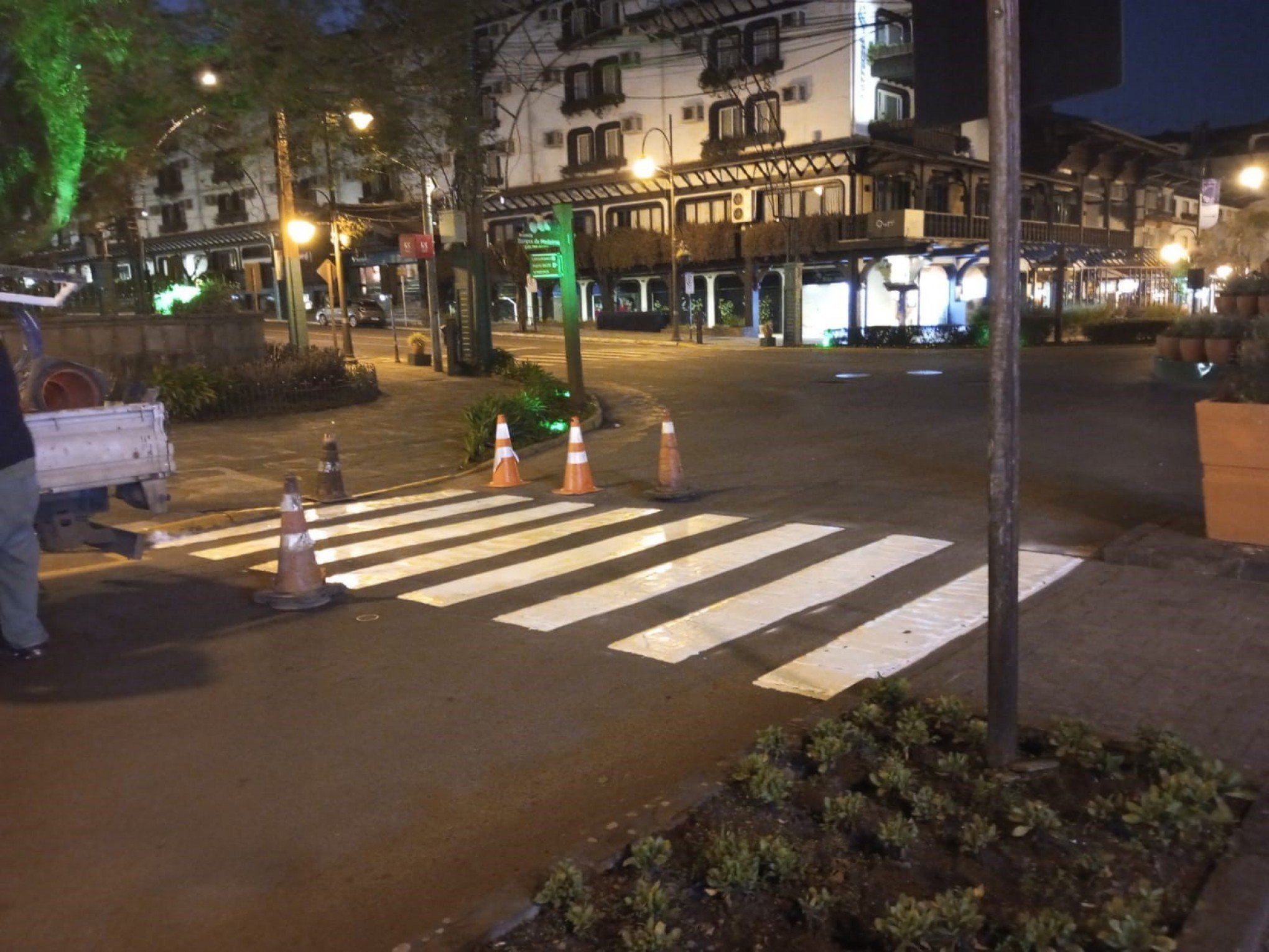 Secretaria de Trânsito revitaliza faixas de segurança em Gramado