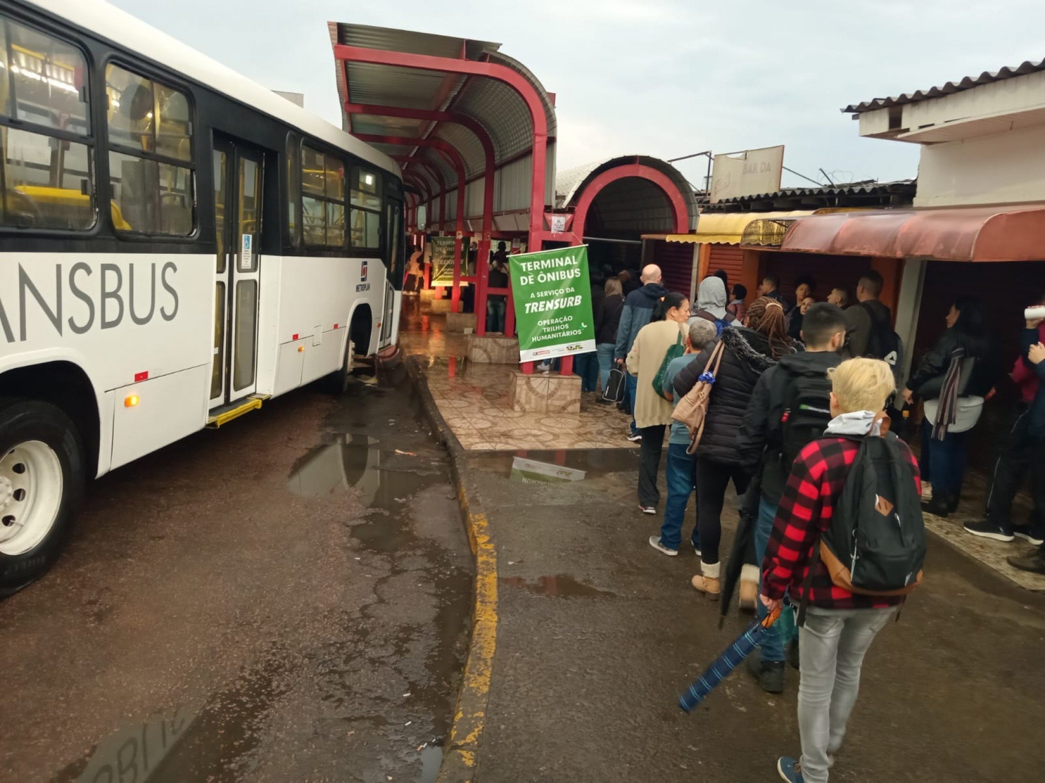 Com mil passageiros descendo na Estação Mathias, Trensurb aponta ser "normal" as filas