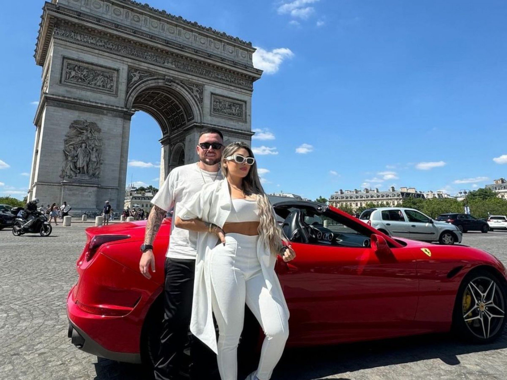 Casal de influenciadores que vendia rifas a R$ 0,10 ostentava carros de luxo e viagens a Paris e Dubai nas redes sociais