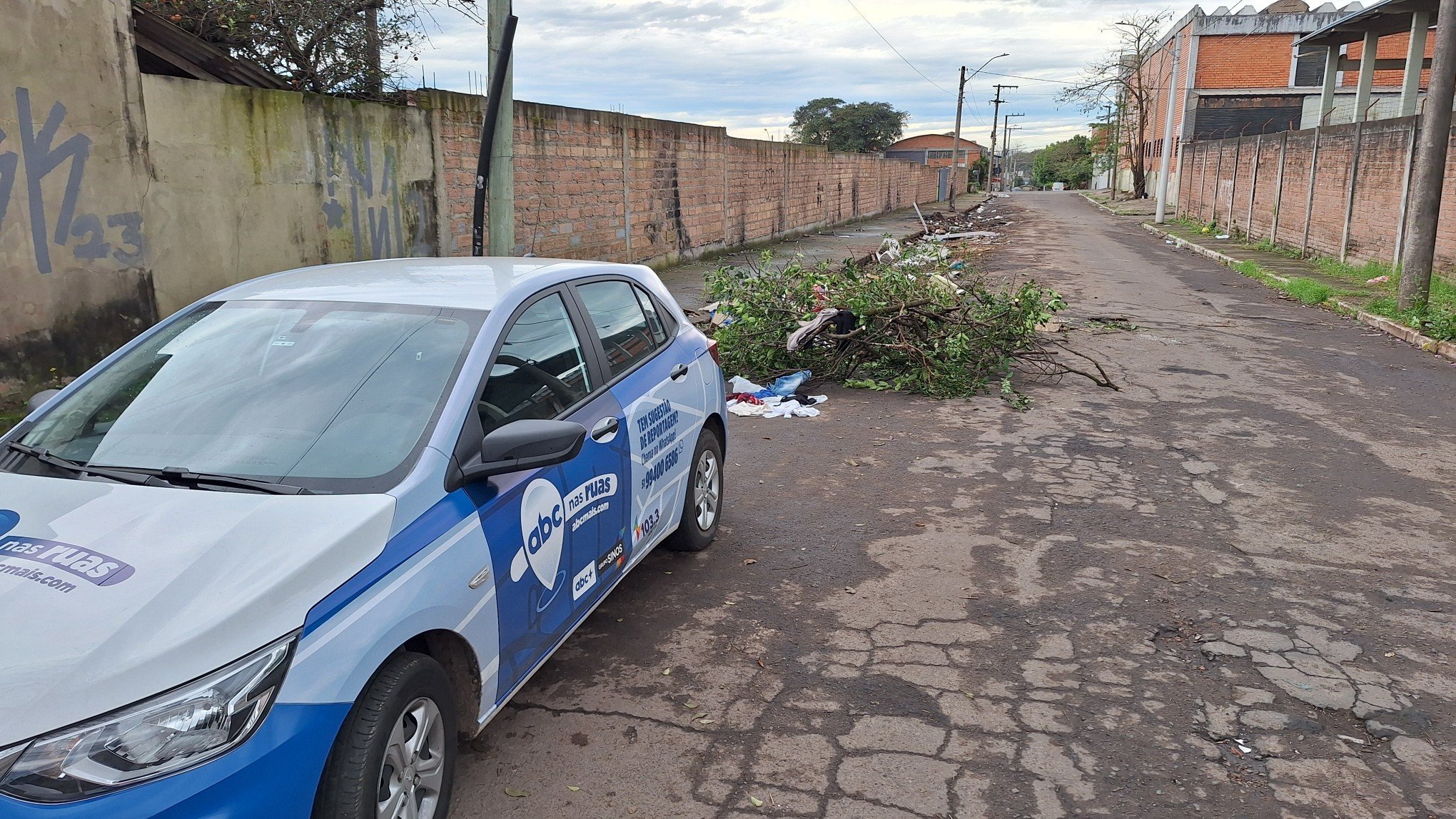 Lixo e entulhos voltam a ser colocados em rua menos de 24 horas após limpeza