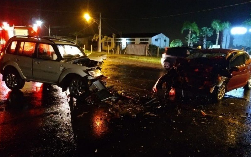 Colisão frontal aconteceu entre os quilômetros 4 e 5 da Estrada do Mar  | abc+