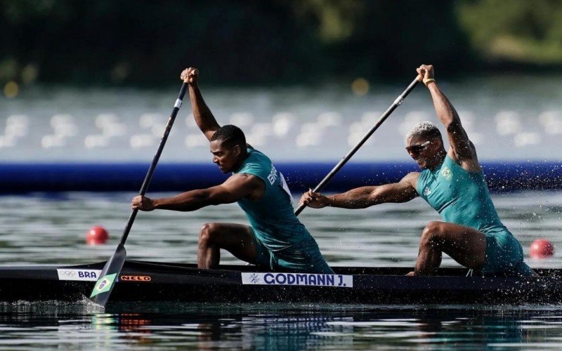 Jacky Godmann e Isaquias Queiroz na prova de canoagem em Paris | abc+