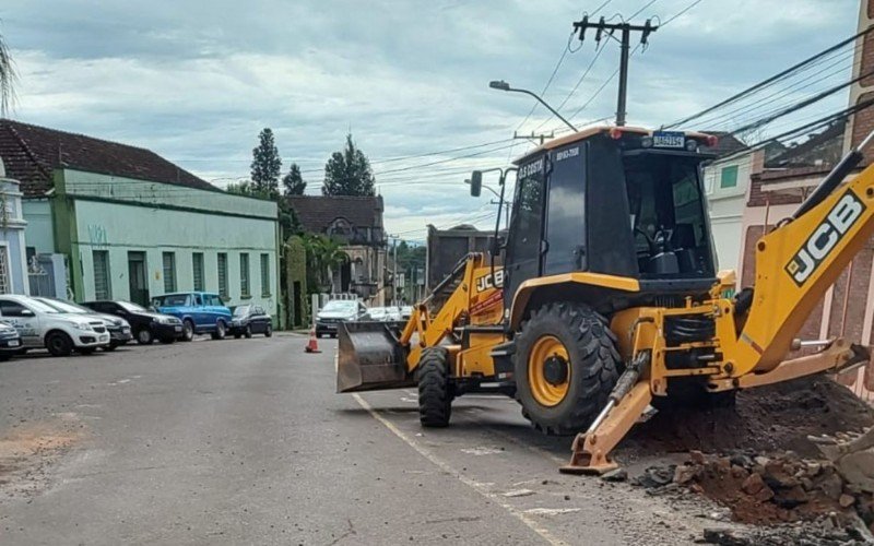 TRÂNSITO: Vazamento oculto causa bloqueio em avendia de Novo Hamburgo para reparo da Comusa | abc+