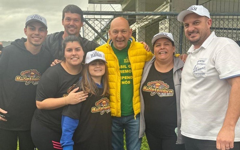 Luciano Hang esteve também em Estância Velha e fez foto com admiradores | abc+