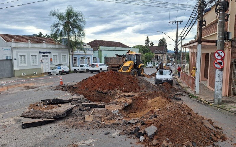 TRÂNSITO: Vazamento oculto causa bloqueio em avenida de Novo Hamburgo para reparo da Comusa | abc+