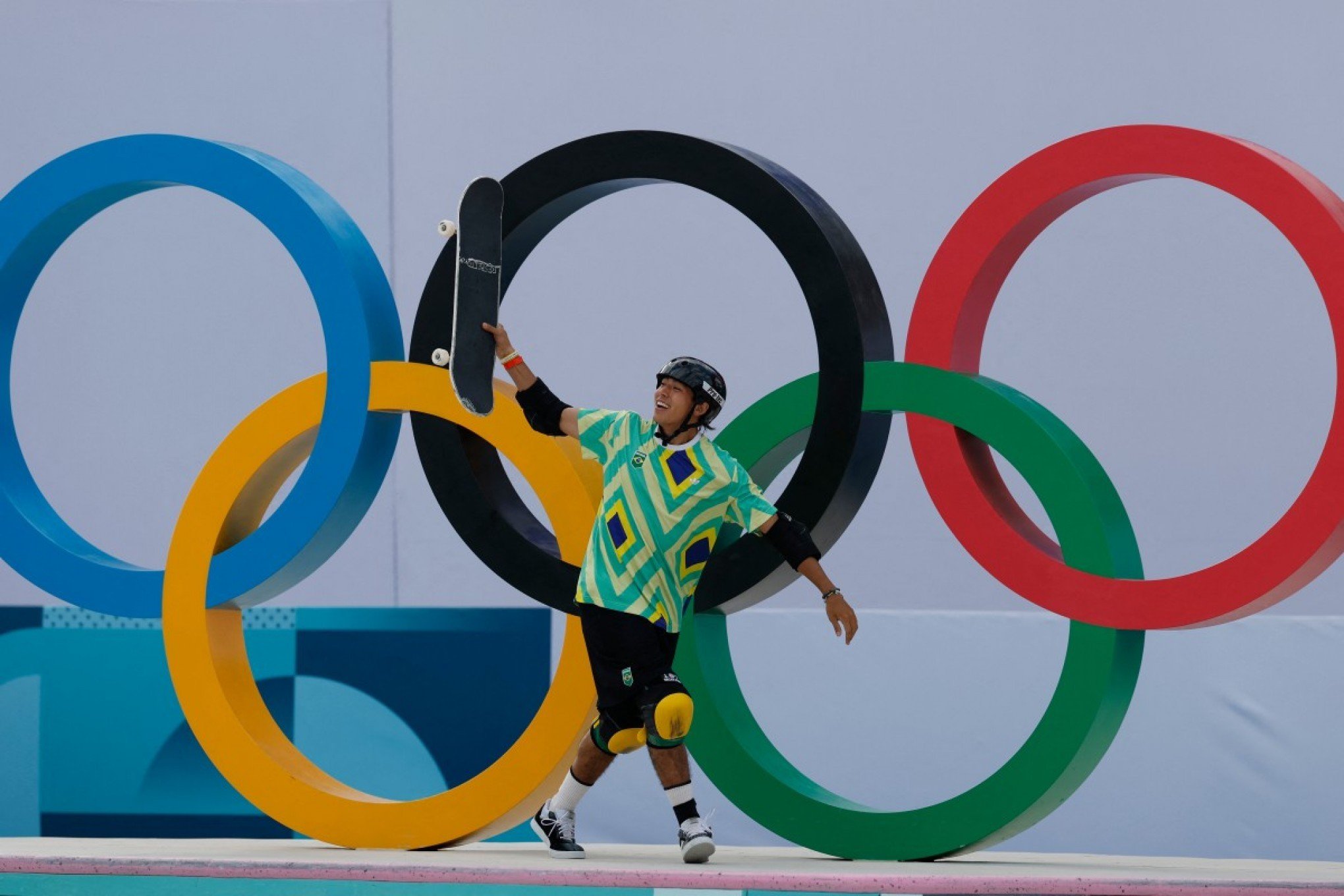 Augusto Akio ganha medalha de bronze no skate park masculino em Paris