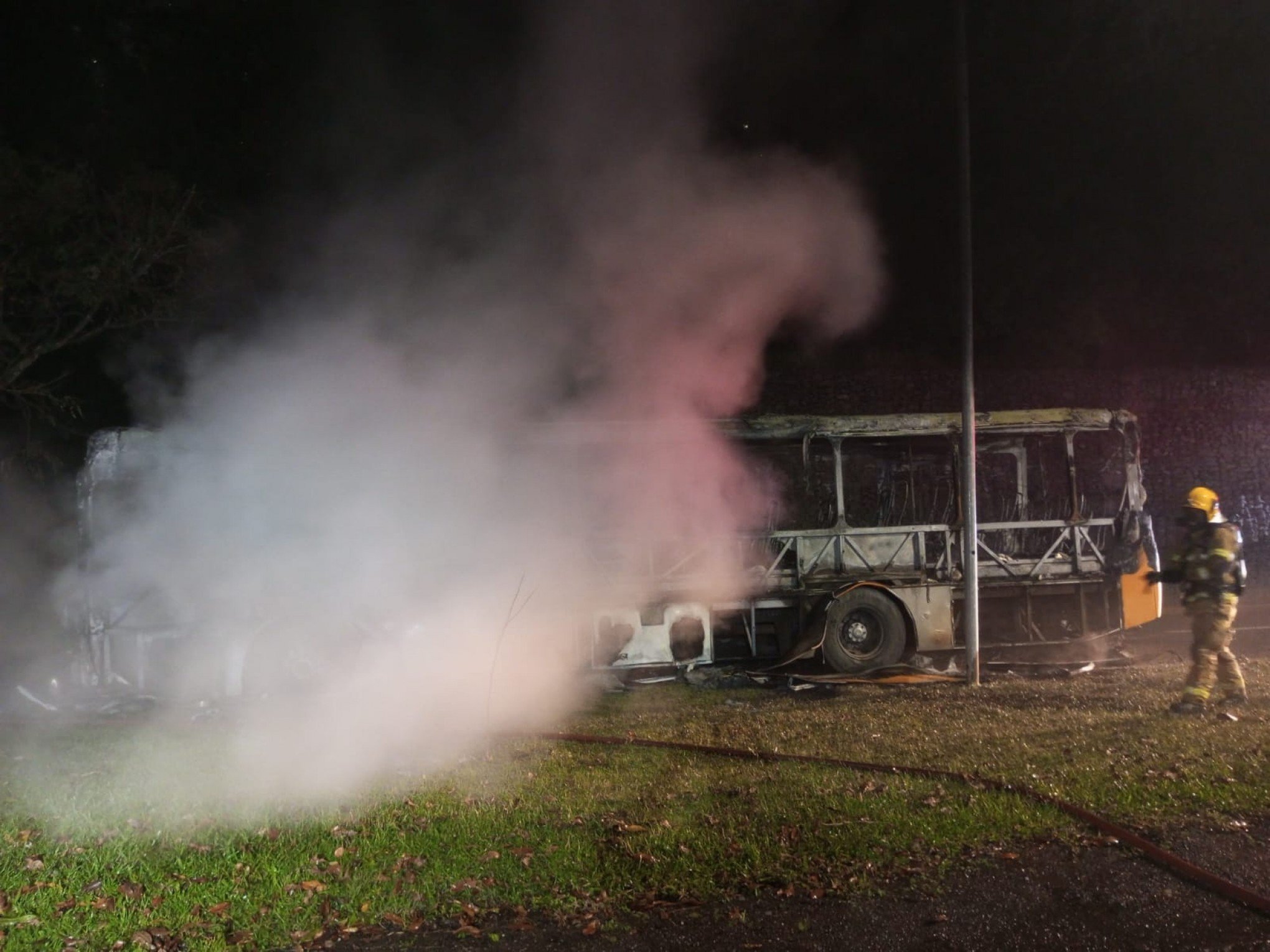 Ônibus pega fogo em frente à Prefeitura de Novo Hamburgo