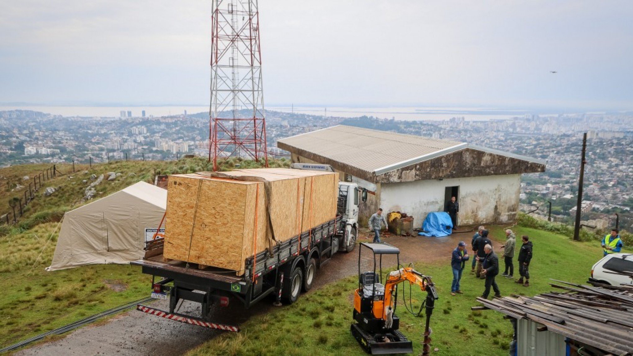 Depois de acidente com guindaste e troca de local, começa a instalação de radar meteorológico no RS