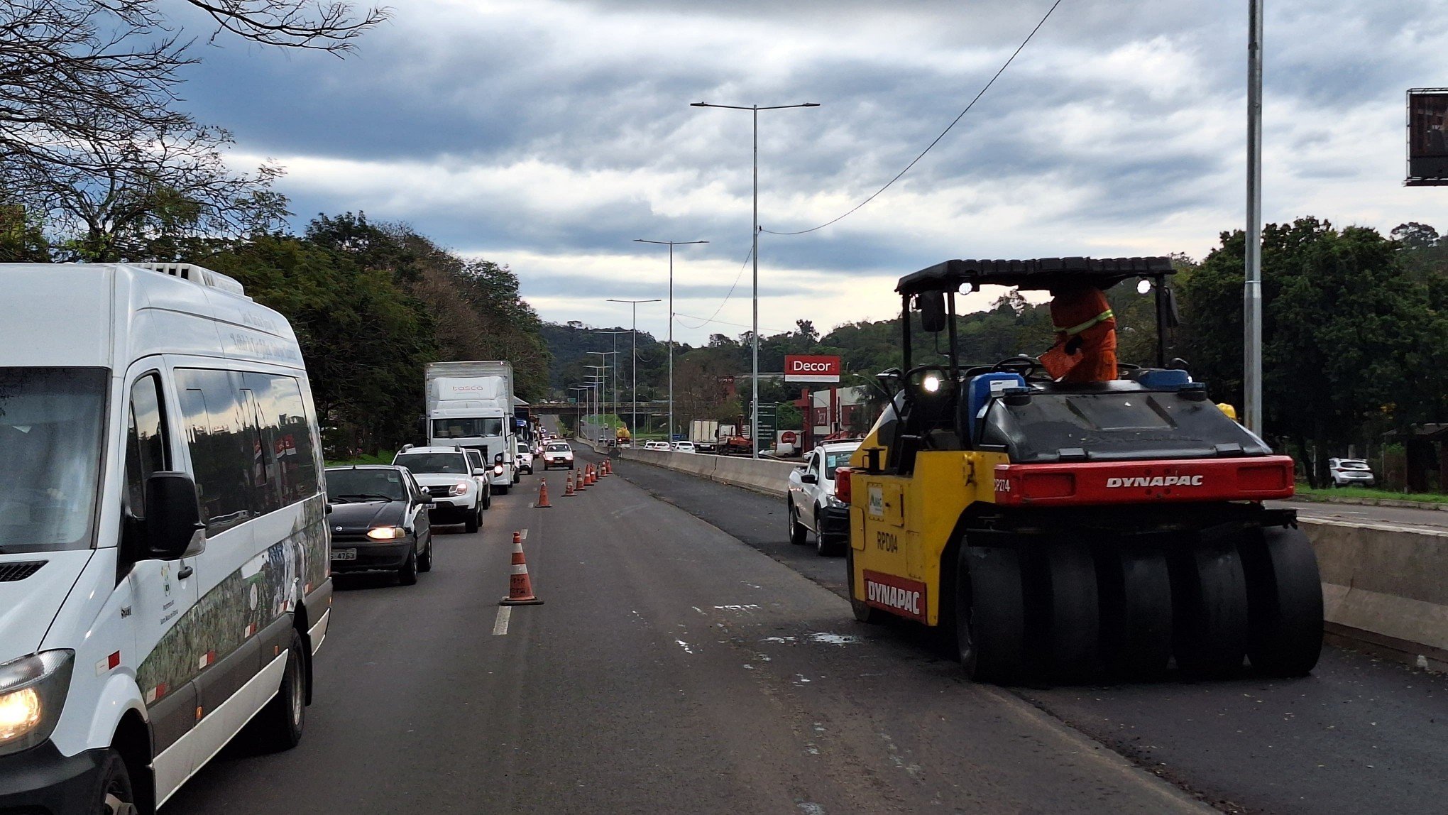 BR-116: Trânsito está em meia pista para obras da terceira faixa em trecho de Estância Velha