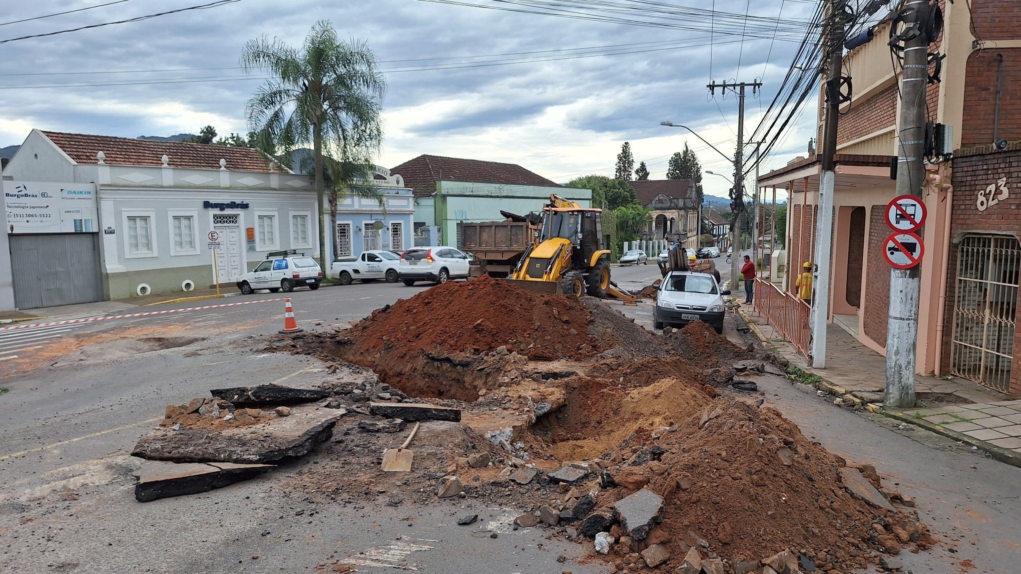 TRÂNSITO: Vazamento oculto causa bloqueio em avenida de Novo Hamburgo para reparo da Comusa