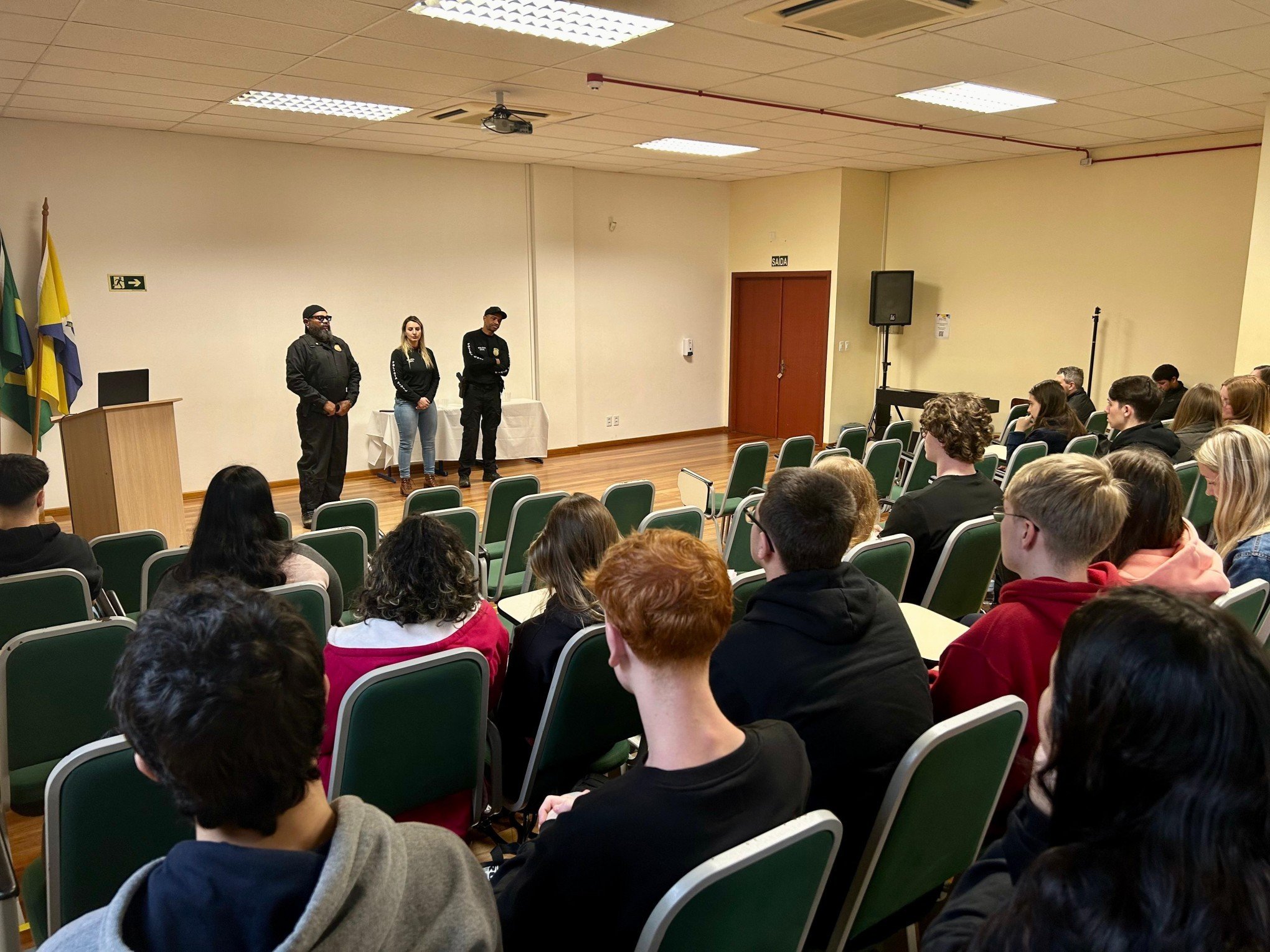 Alunos do ensino médio recebem profissionais de diferentes áreas em evento educacional na região