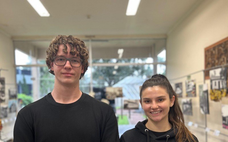 Gabriel e Camila integram time de estudantes que aproveitam a feira para esclarecer dúvidas do ambiente profissional. | abc+