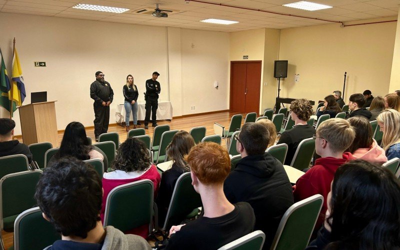 Alunos do Instituto Ivoti aprendem sobre a rotina da Polícia Civil em evento vocacional. | abc+