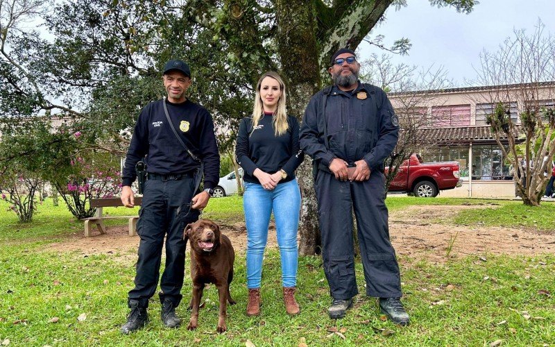 Atividade externa com cães farejadores é um dos momentos mais aguardados pelos estudantes. | abc+
