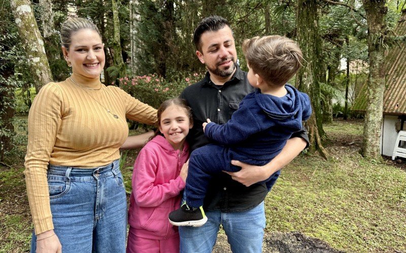 Gabriela, Pietra e Igor fazem parte do programa há um ano e acolheram o Roberto