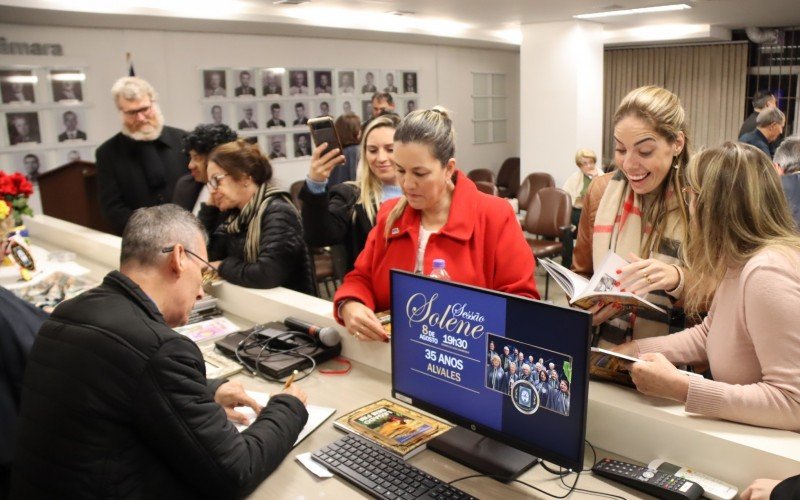 Sessão de autógrafos com os autores de Legado Sem Fim