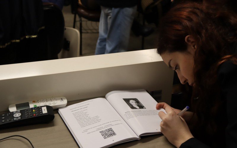 Sessão de autógrafos com os autores de Legado Sem Fim