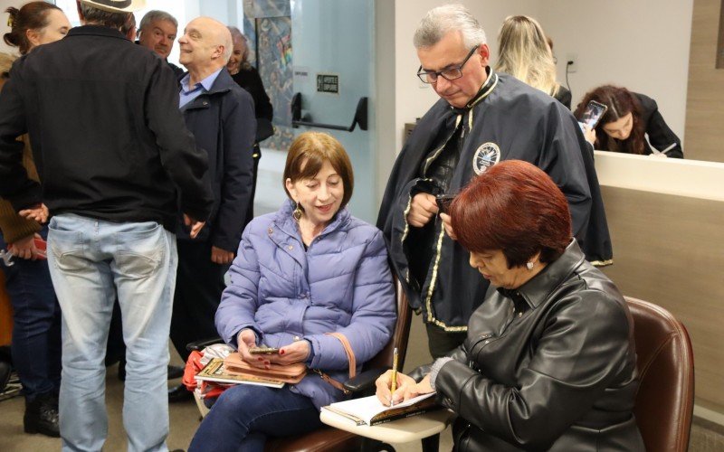 Sessão de autógrafos com os autores de Legado Sem Fim