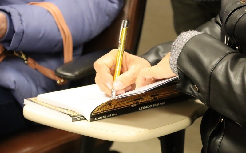 Sessão de autógrafos com os autores de Legado Sem Fim