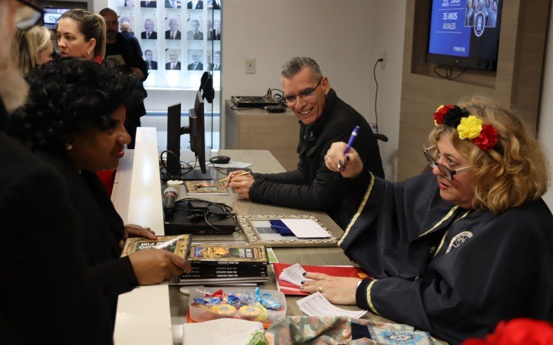 Sessão de autógrafos com os autores de Legado Sem Fim