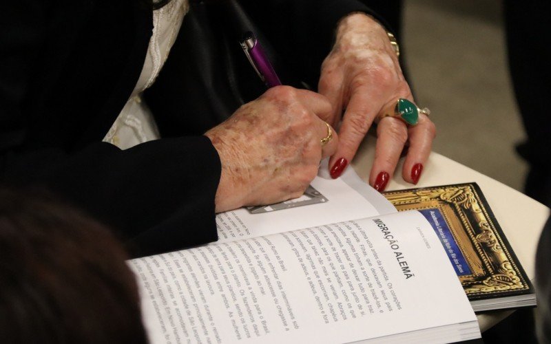 Sessão de autógrafos com os autores de Legado Sem Fim