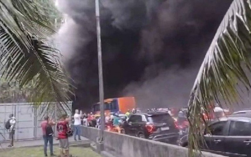 Incêndio em caminhão deixa 40 pessoa intoxicadas no Rio de Janeiro | abc+