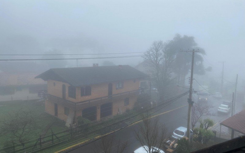 Quinta-feira tem neblina intensa em Gramado