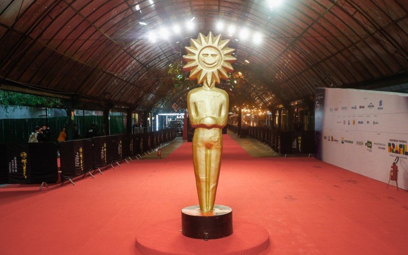 Tapete vermelho está pronto para receber os artistas