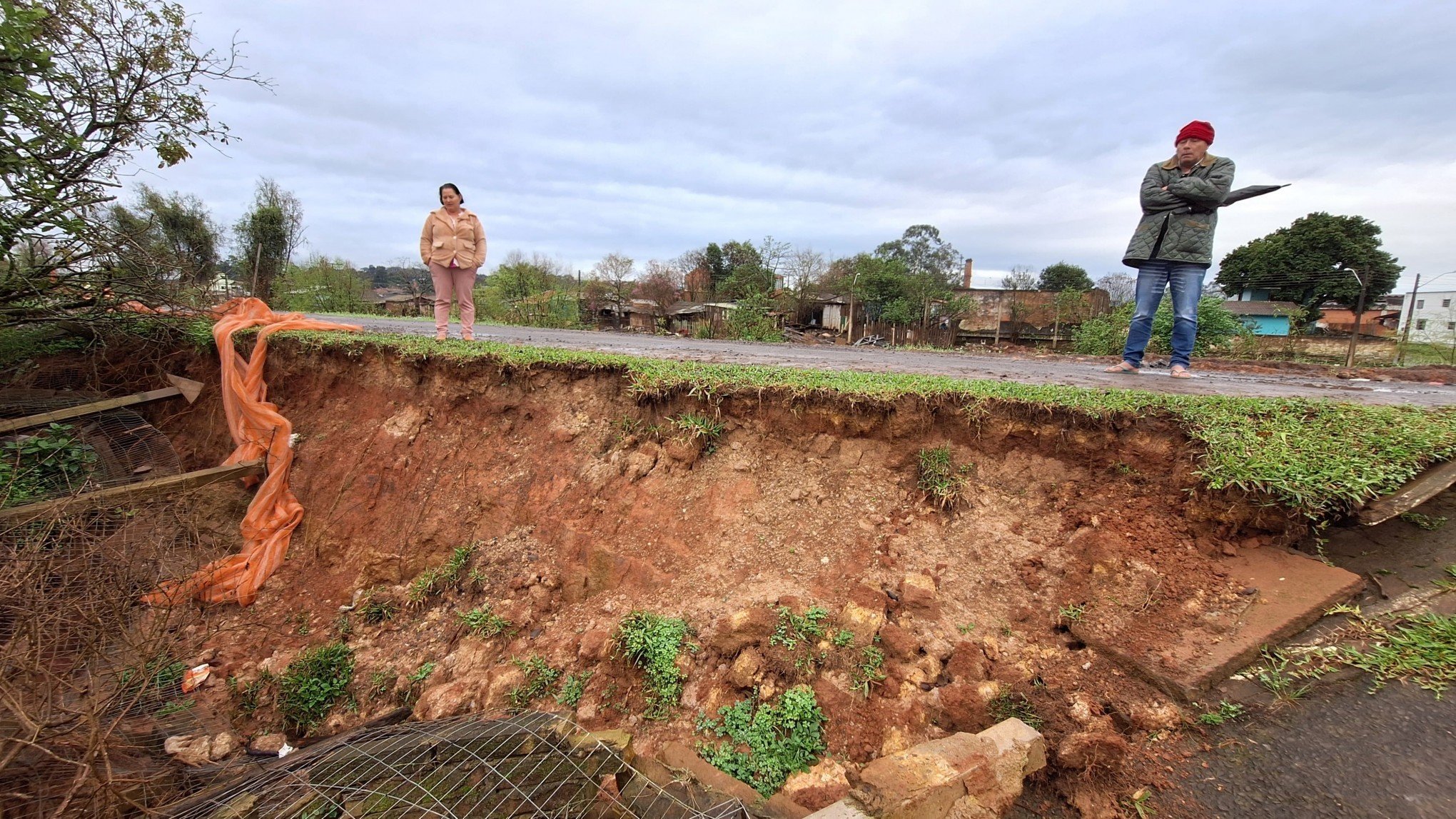 Desmoronamento da estrutura do dique deixa moradores com medo em Novo Hamburgo: "Tive até pesadelos essa noite"