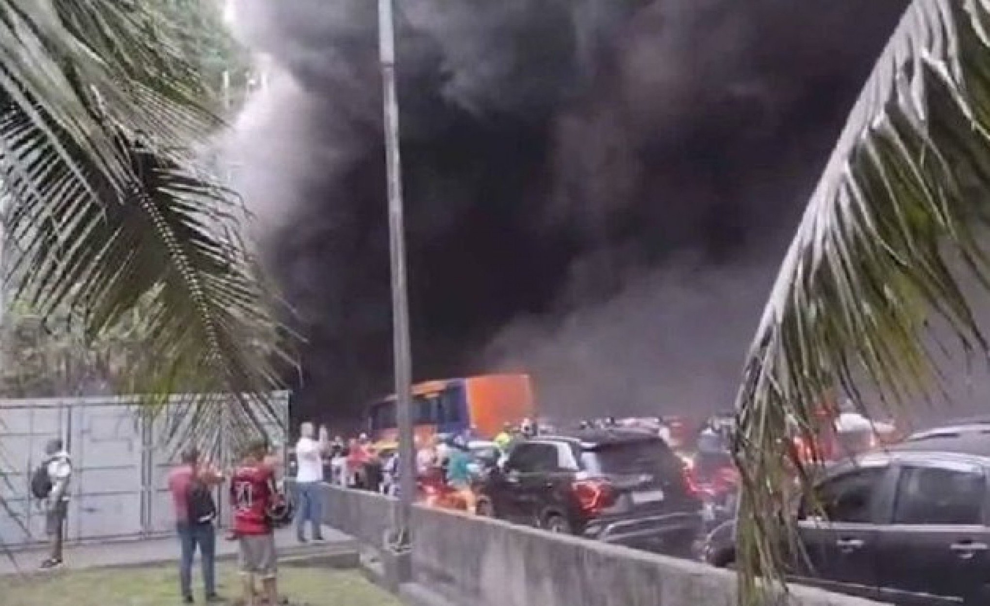 Vídeo mostra momento de desespero após incêndio de caminhão; 40 pessoas sofrem intoxicação