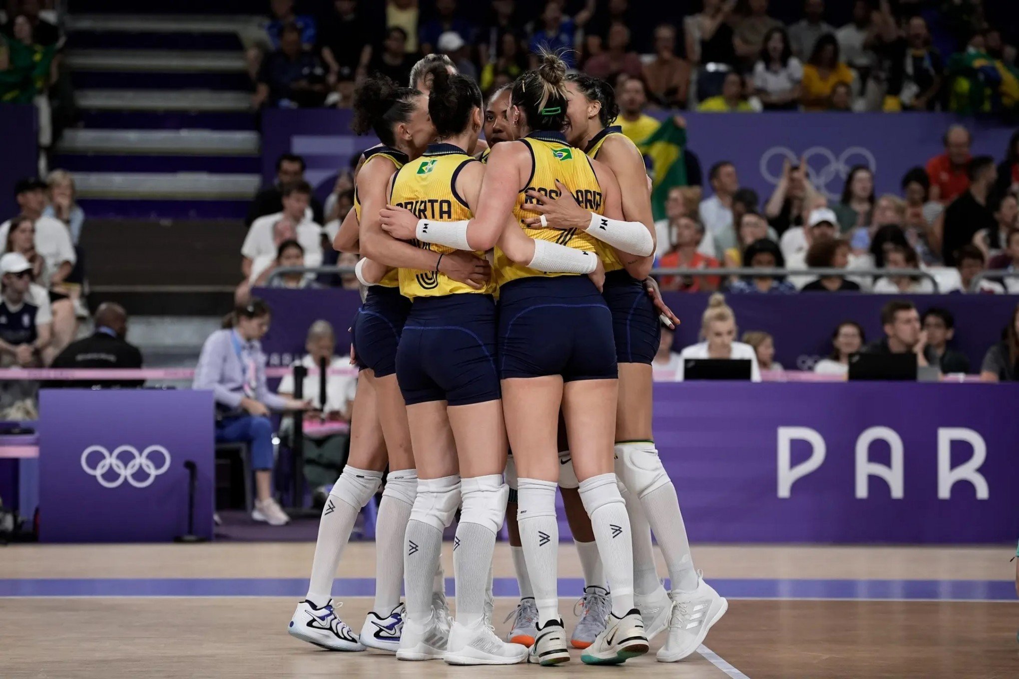 Brasil perde para os EUA no tie-break e vai brigar pelo bronze no vôlei