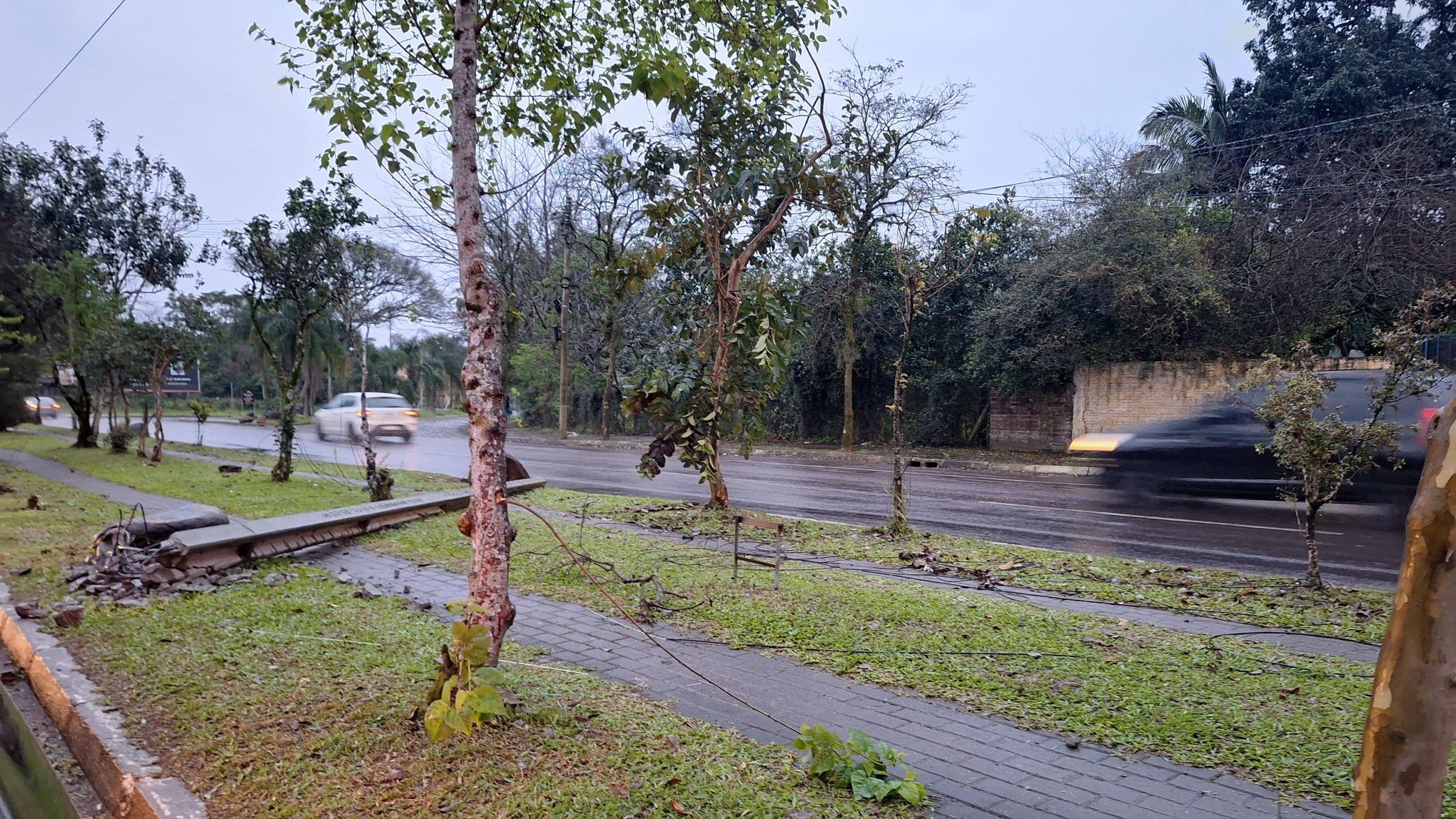 Poste de concreto atravessado em caminhódromo é recolhido uma semana após ser derrubado em acidente