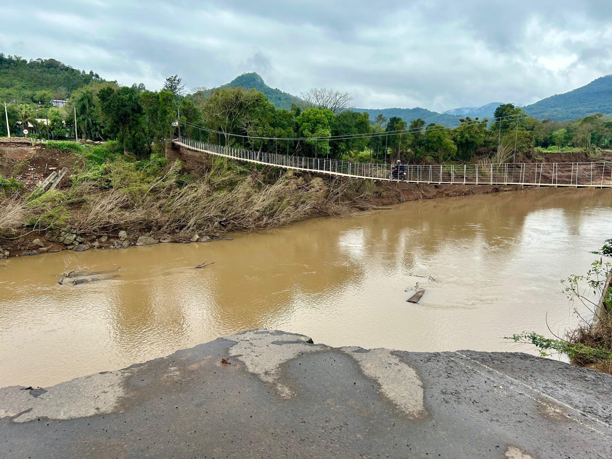 "Eufóricos": Moradores de área isolada celebram passo importante sobre ponte levada pelas águas do Rio Caí