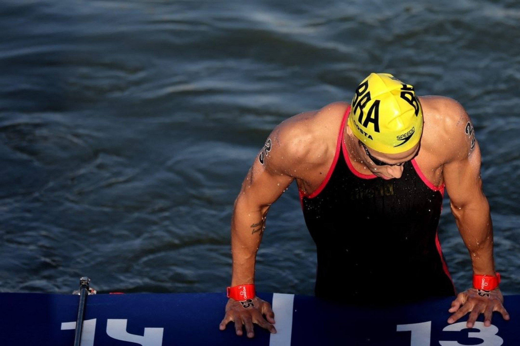 Brasileiro abandona maratona aquática e não completa prova no Rio Sena em Paris