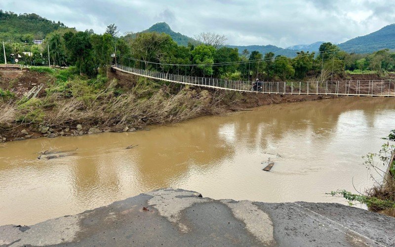 Ponte da VRS-843 foi levada pela força das águas na enchente de maio. | abc+