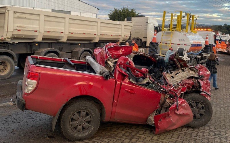 RS-240: Motoristas enfrentam trânsito congestionado após acidente que destruiu caminhonete | abc+