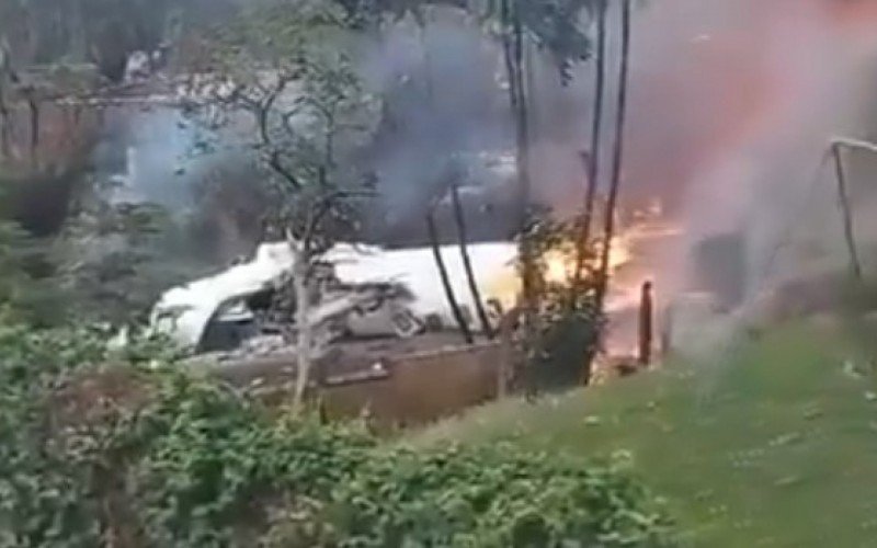 Avião caiu no começo da tarde desta sexta-feira no bairro Capela, em Vinhedo, São Paulo | abc+