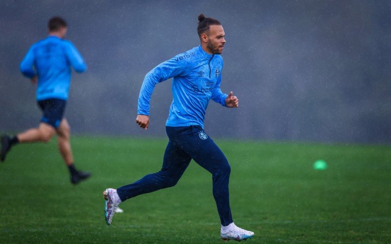 Martin Braithwaite deve ganhar primeira oportunidade com a camisa do Grêmio | abc+