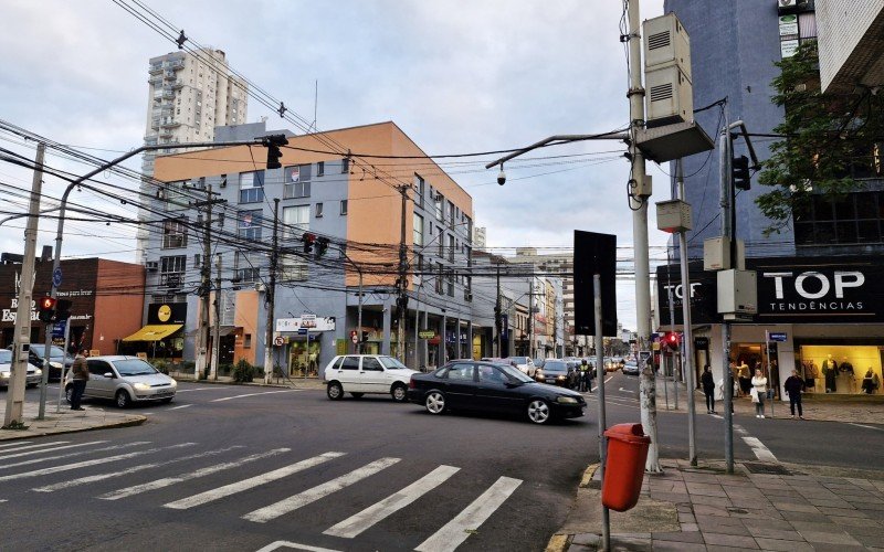 Câmera 360º foi realocada para o cruzamento da rua Marcílio Dias com a Avenida Pedro Adams Filho