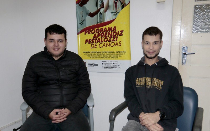 Eduardo (esq.) e Lucas (dir.) participaram de mais de uma turma do programa Jovem Aprendiz