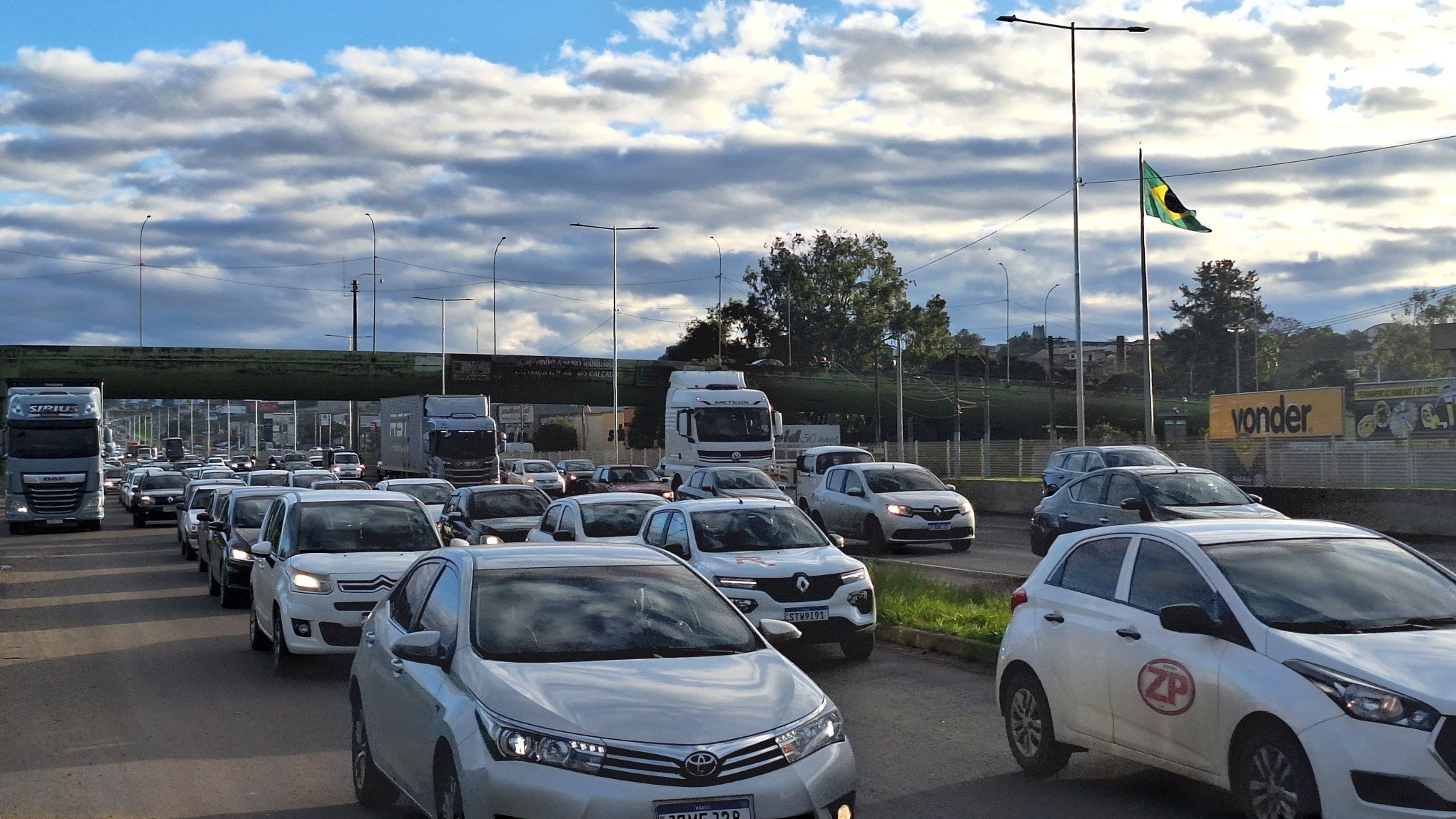 BR-116: Carro caído em valeta causa congestionamento na rodovia; saiba como está o trânsito na região